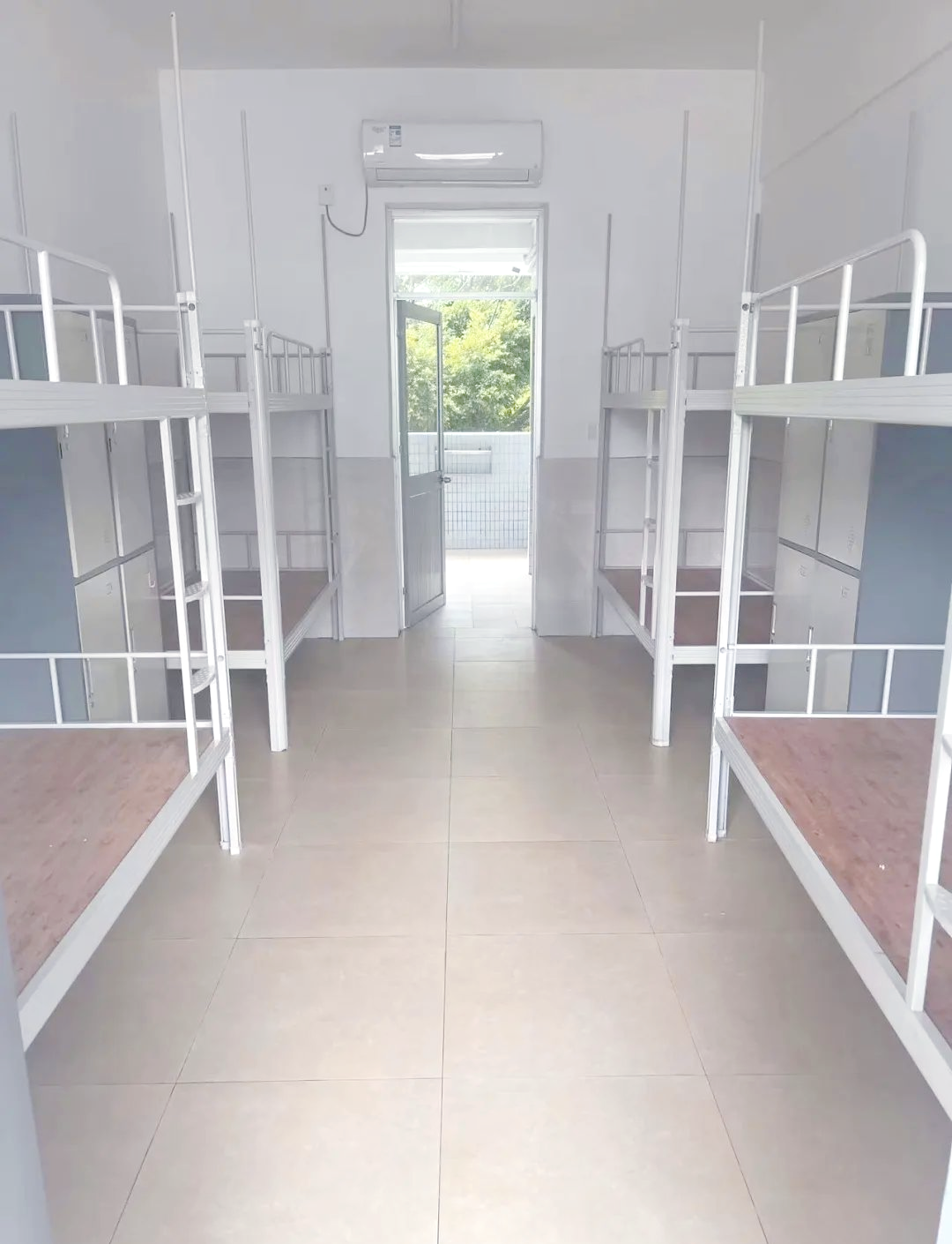 宿舍设施一览:伦教中学的新宿舍楼为同学们提供了8至12人间的住宿选择