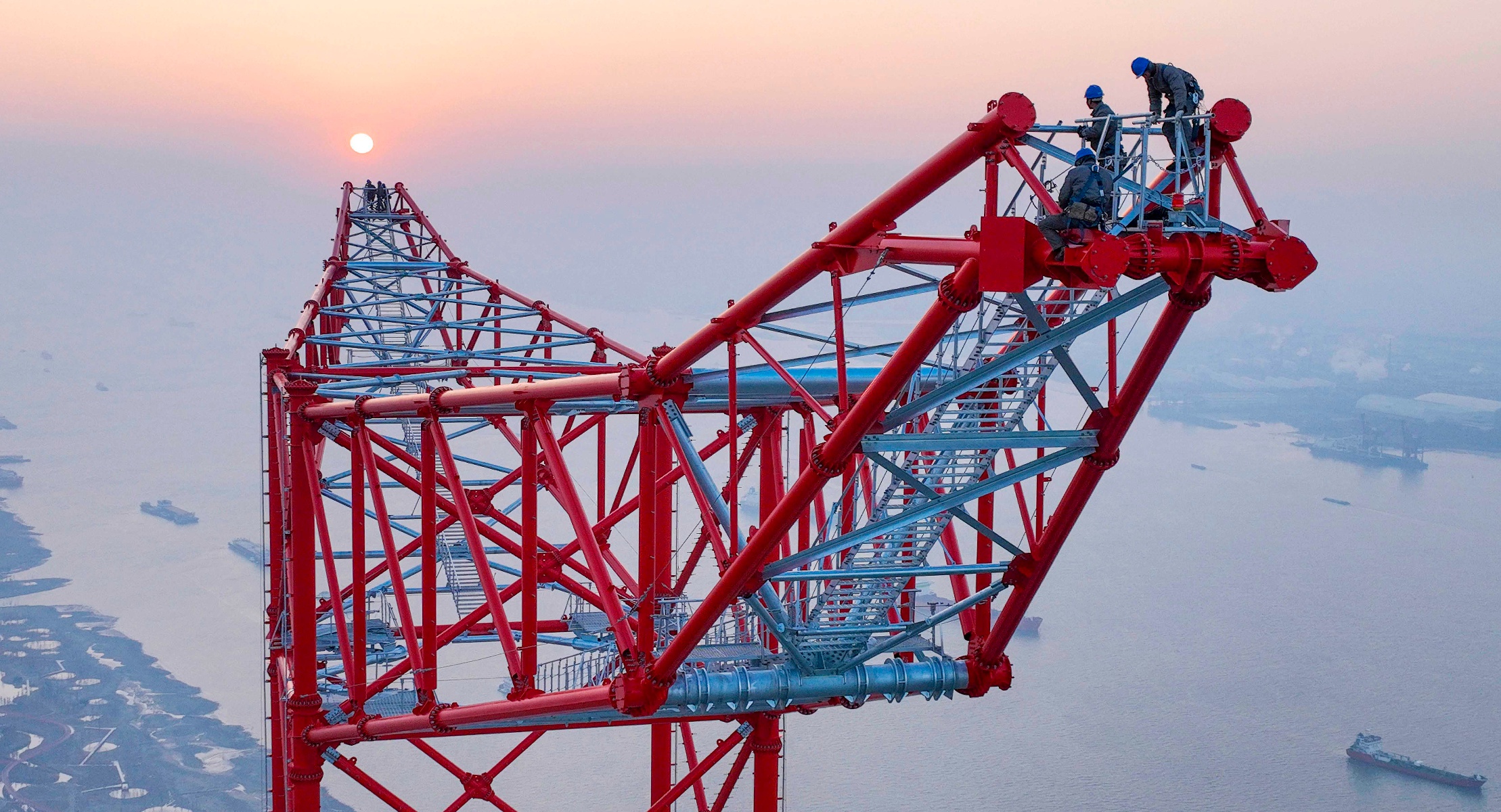 长江大跨越输电钢管塔封顶「中经视觉」