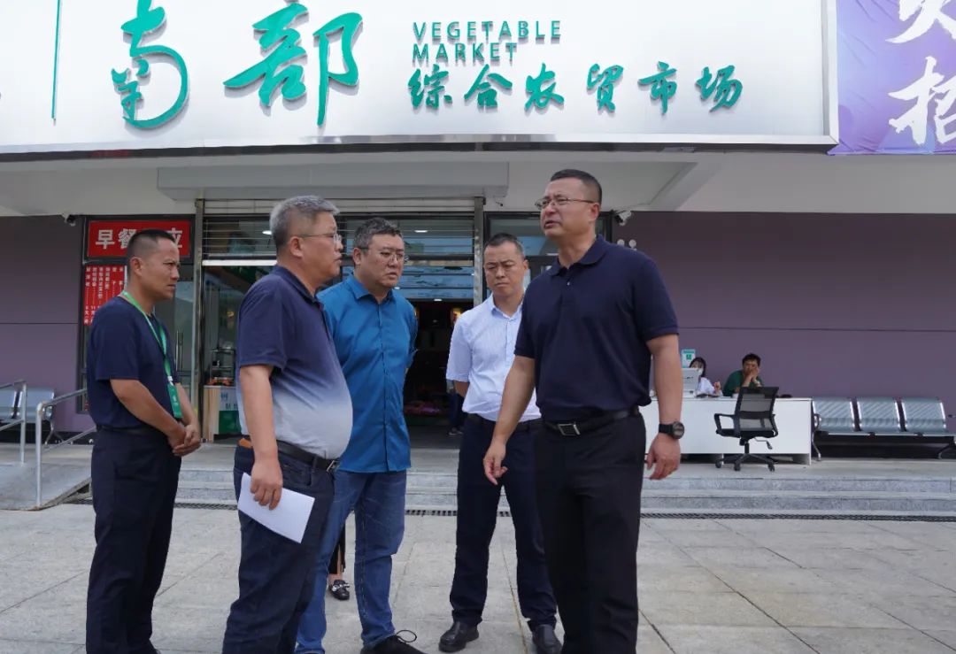 俞洋调研花溪区"一圈两场三改"建设情况