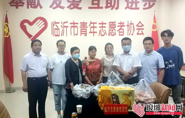 "沂蒙女雷锋"李小鲁一天送三站 爱粽一起传递