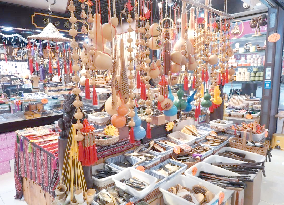 这里的小商品城占地广阔,拥有超过470万平方米的营业面积,聚集了7万个