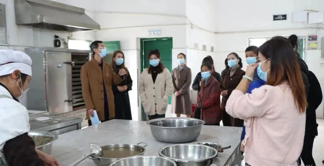 古楼小学开展家长开放日活动,组织家长代表参观学校食品卫生工作.