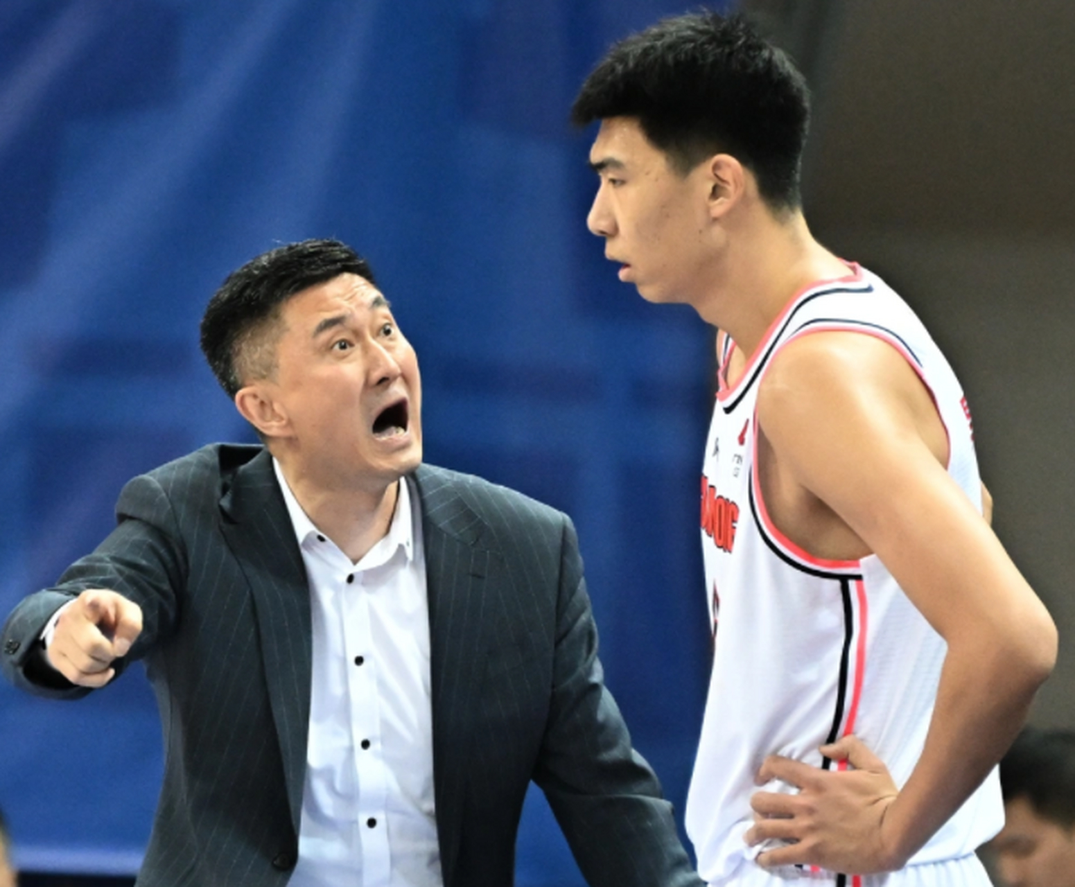 广东宏远轻取四川男篮,徐昕表现出色,成为球队内线支柱.