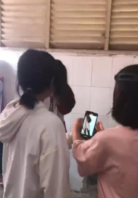 女生被围殴,多名同学拍摄记录