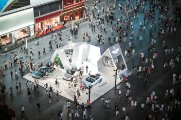 全国只有两辆！全新小鹏P7鹏翼门版亮相成都春熙路