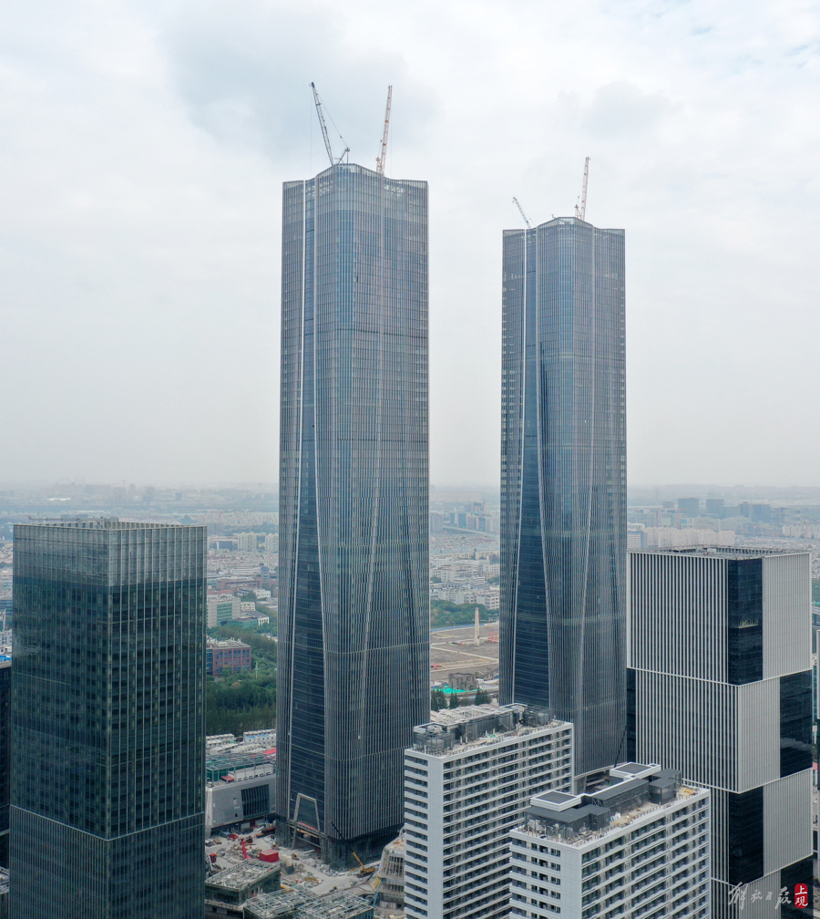 张江科学城"科学之门"东西双塔外立面幕墙完工,2025年整体交付
