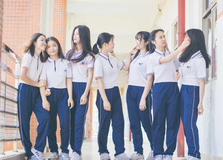 为啥贵族学校的女生校服是裙子,普通学校却是裤子,看完就懂了