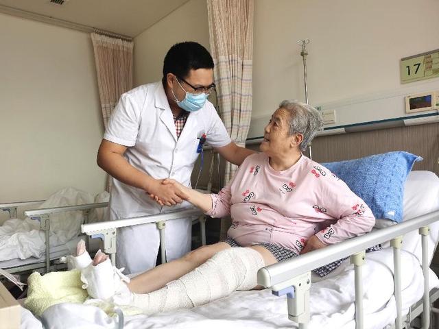 「山东济南」德医双馨赞"千医"献给千佛山医院骨外科医护人员