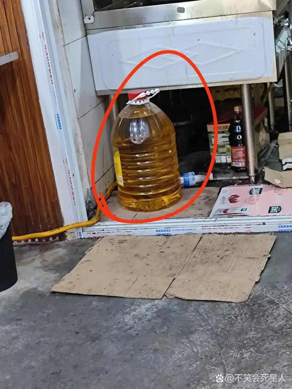 最近发现,经常光顾的饭店用的食用油,都是这么大桶的,突然间有点胃胀