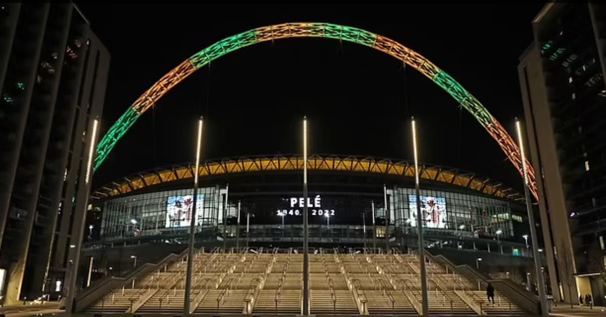 英格兰国家足球场点亮灯光向贝利致敬颜色与巴西国旗一致