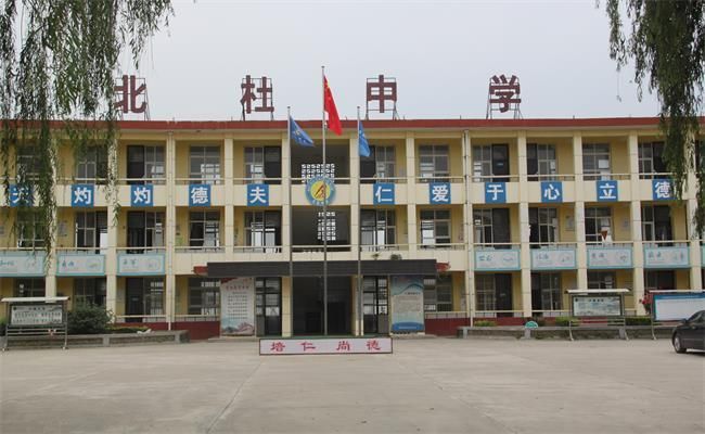 仁德校园育才俊 杨天庆捐书母校