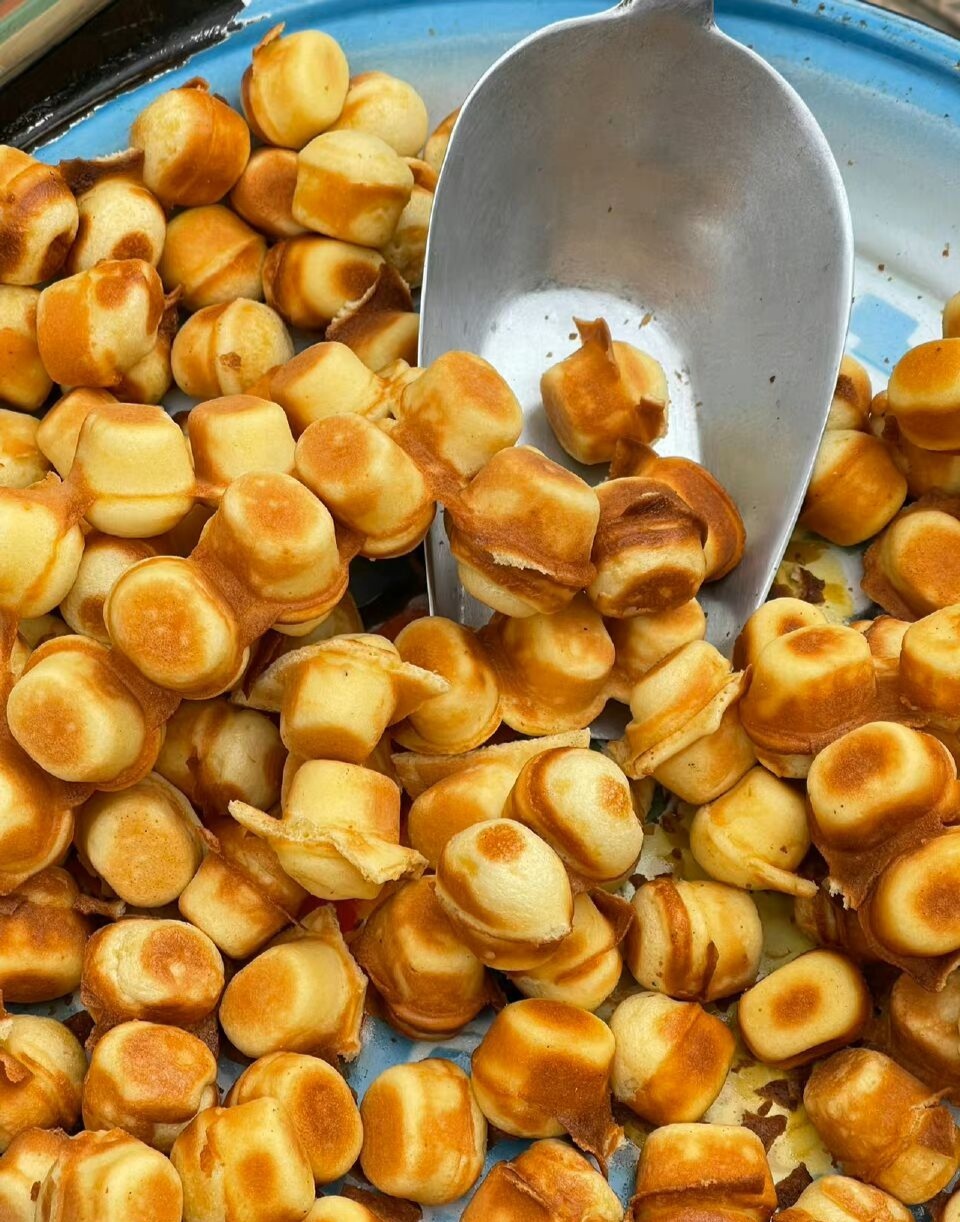 做梦都想吃的一种儿时美食,梅花小蛋糕,现在吃到还得靠运气