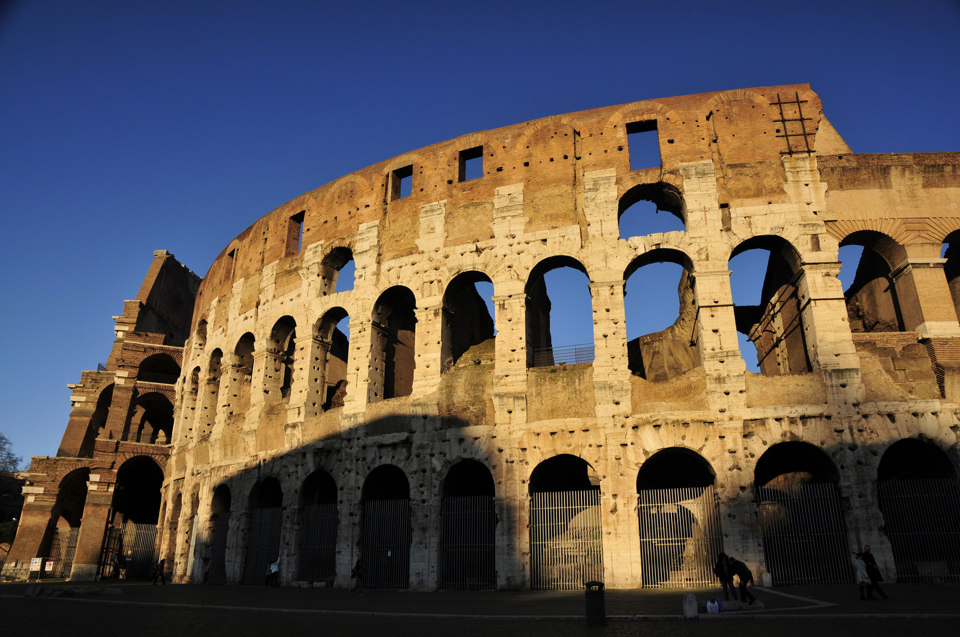 安条克的物理学很大程度上是唯物主义的,而非柏拉图那样精神性的
