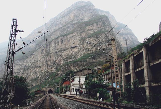 成昆铁路之长河坝火车站,被绝壁包围的隧道车站