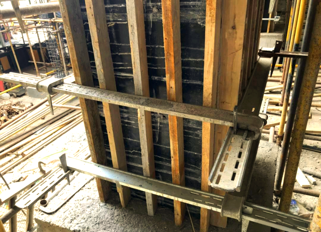 尺寸精准,边角处理优异,模板的轴线尺寸,截面尺寸,垂直度以及平整度等