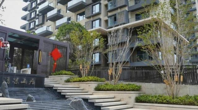 西安一业主收房时发现阳台变露台 清凉山居物业:得由开发商答复