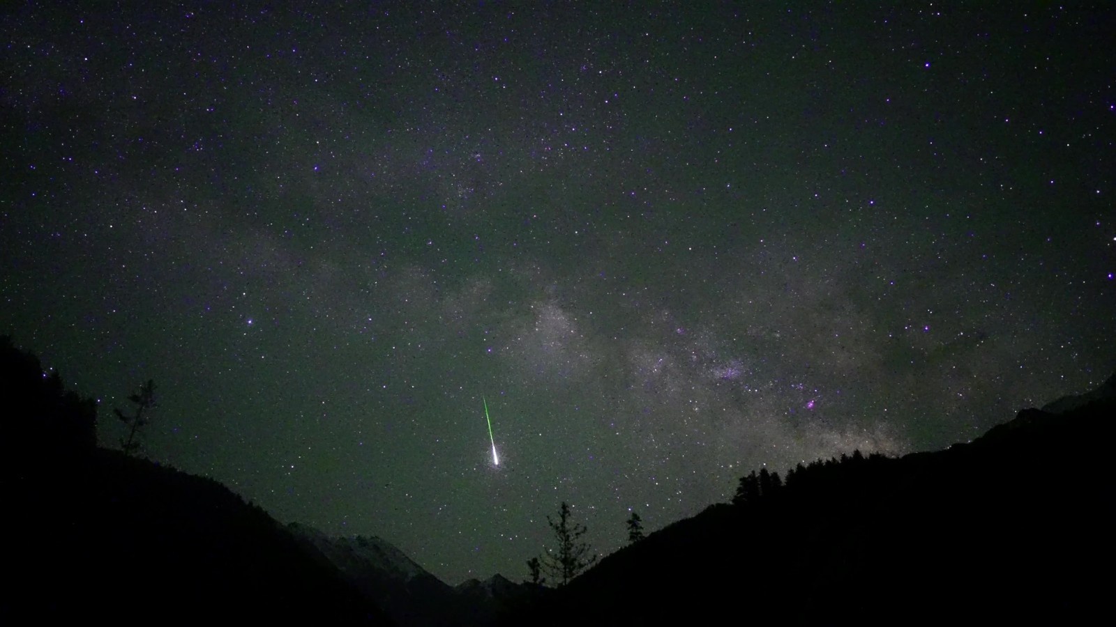 诗意星空宝瓶座流星划过九寨沟夜空