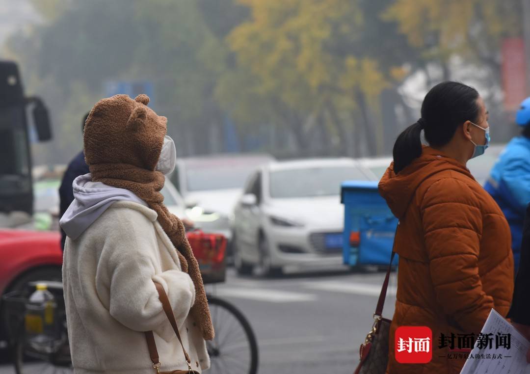 成都提前入冬 街头市民全副武装迎接早到的冬天