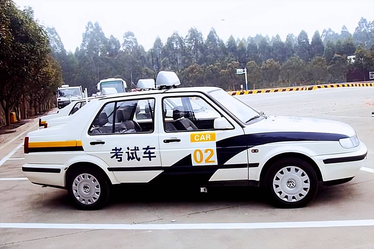 在进行科目三的考试时,起步过程中离合的踩踏时间需严格控制在5秒以内