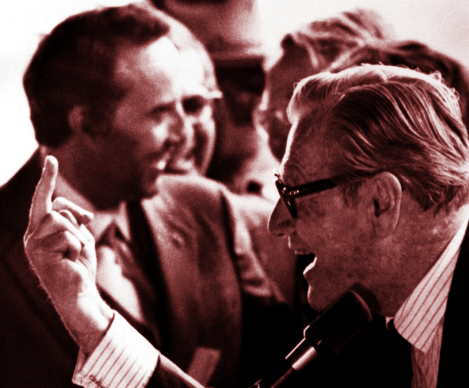 1976年9月16日,美国副总统纳尔逊·洛克菲勒在集会上与对手互动.