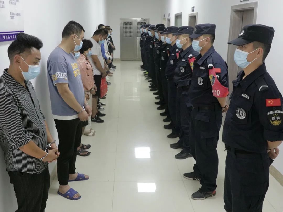 福建警方抓获33人!现场画面曝光