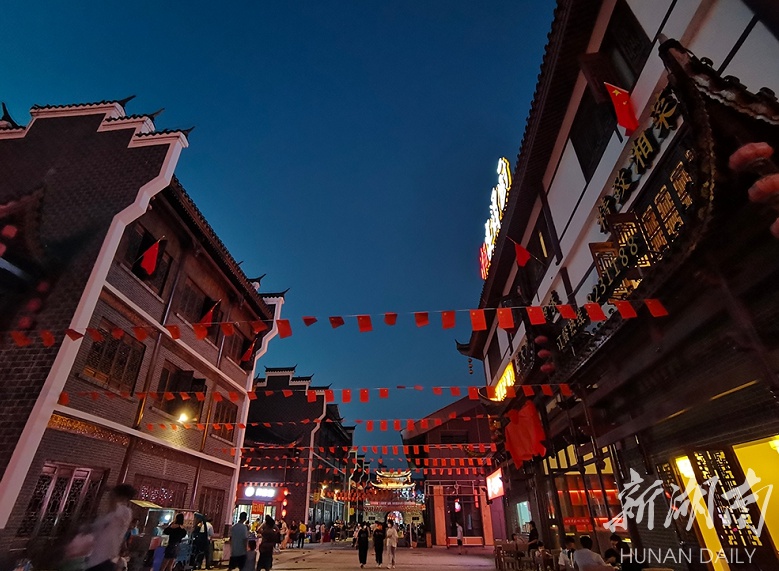 张家界的"夜魅力"!日观绝版山水,夜逛美食和非遗