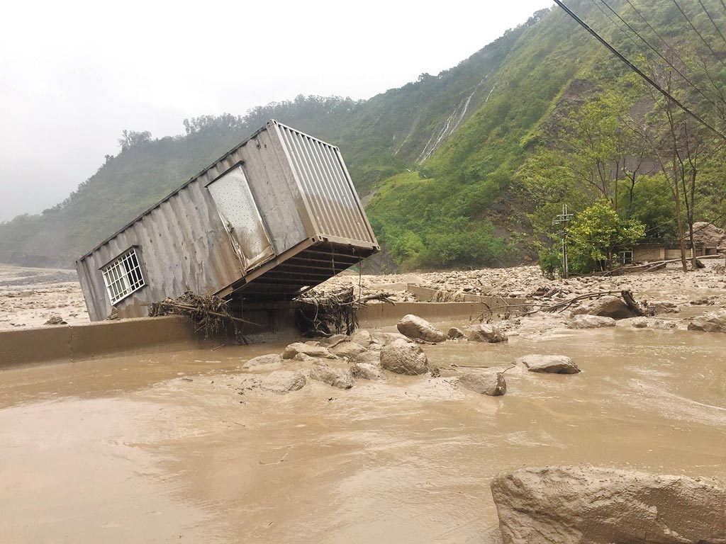 已超越桥梁设计标准,上游玉穗溪泥石流爆发,才会冲毁桥梁