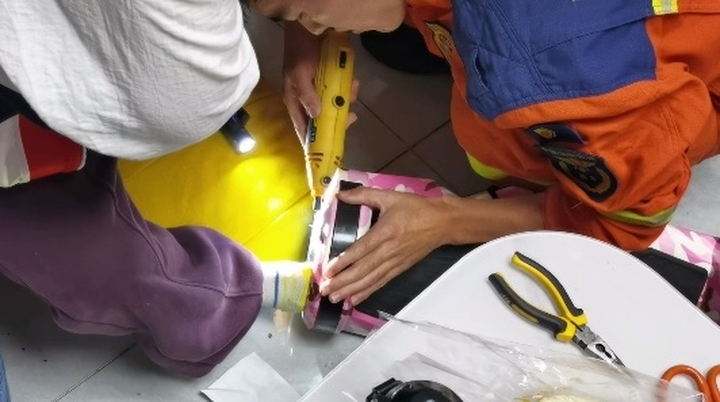 济南一6岁女孩脚卡平衡车，消防破拆救援 - 图1