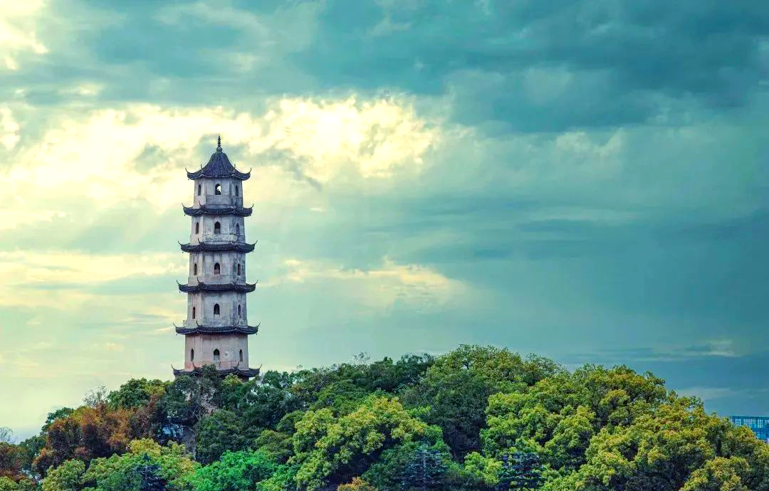 温州江心屿双塔:古塔与现代航向的奇妙结合