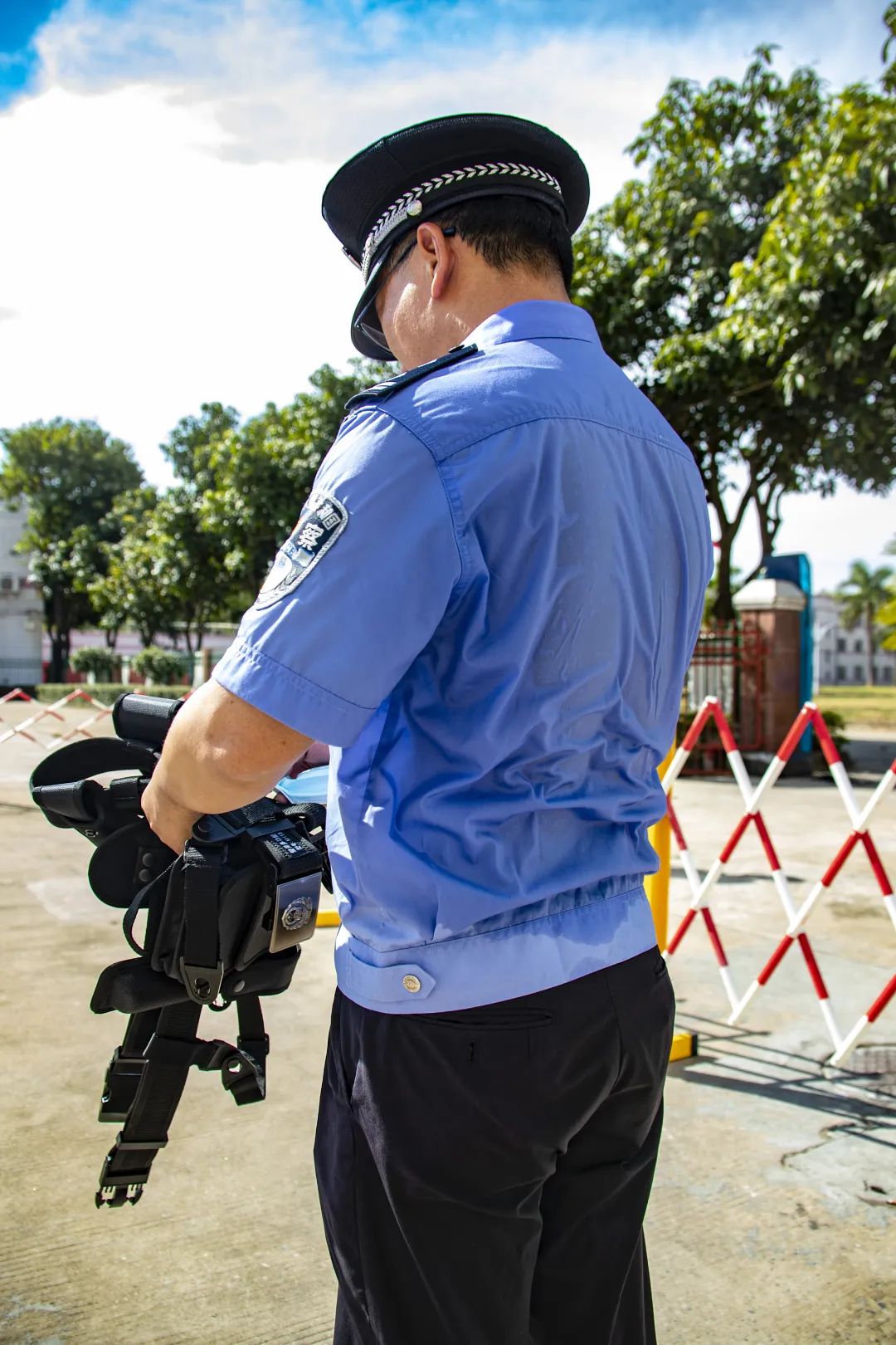 警察帅气背影图片