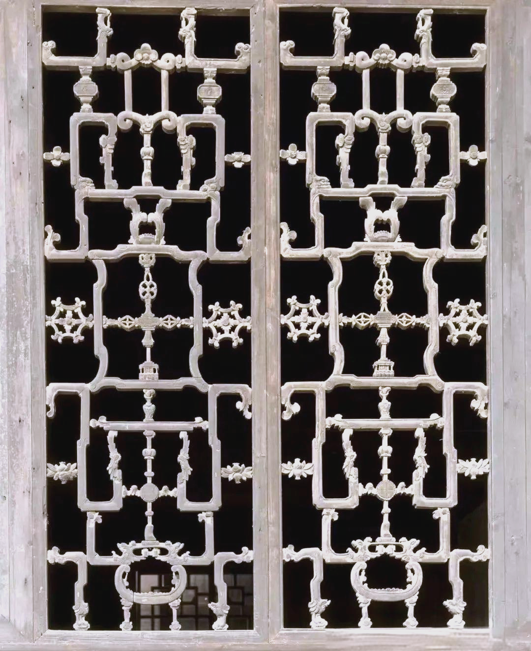 回纹,一种常见的窗棂纹样,以其独特的矩形螺旋形状在窗棂艺术中占有