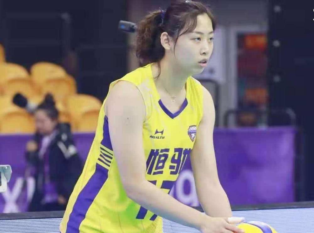 中国女排集训不枯燥,再出趣味新花样:看四位小将如何快乐踢毽子