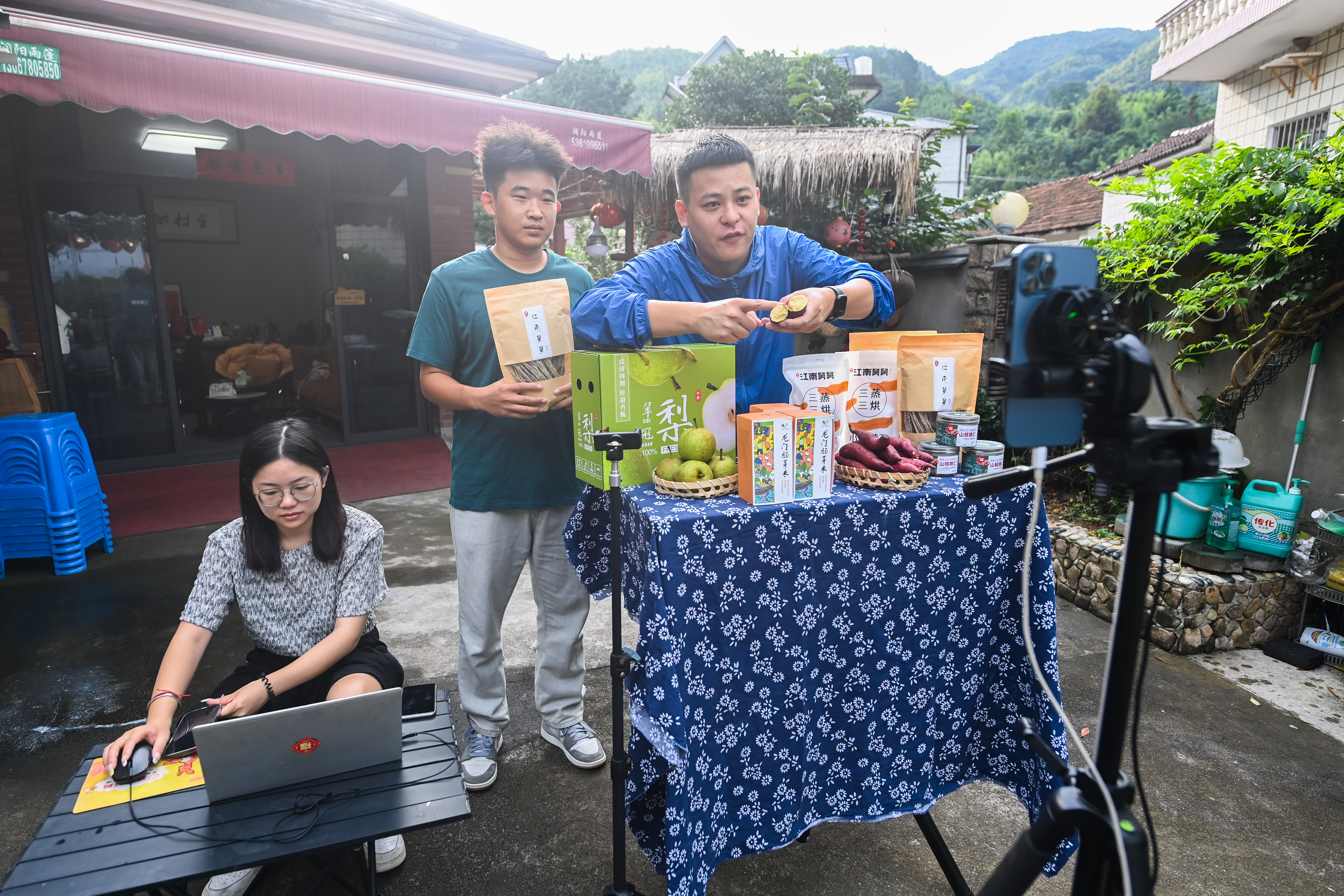 (社会)电商人才回乡创业添活力