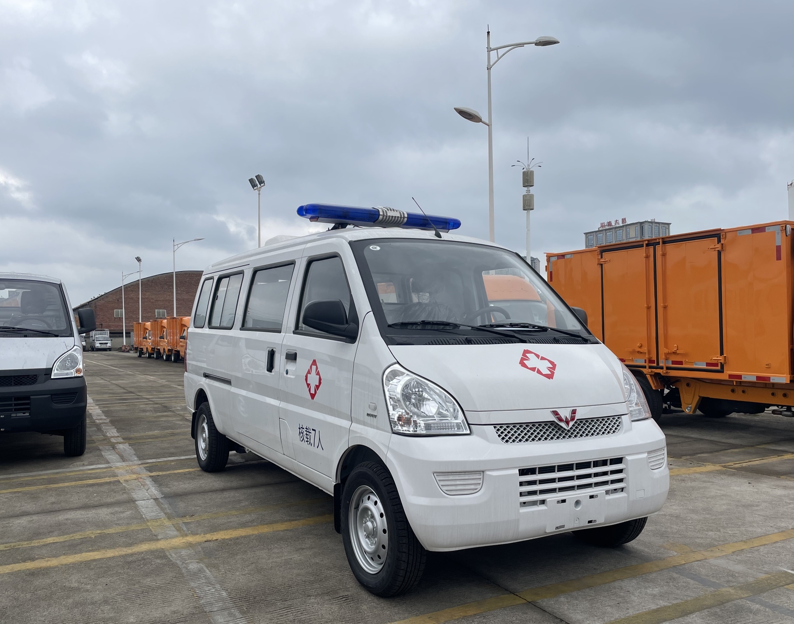 林立五菱荣光加长负压救护车:卫生防疫的坚强后盾