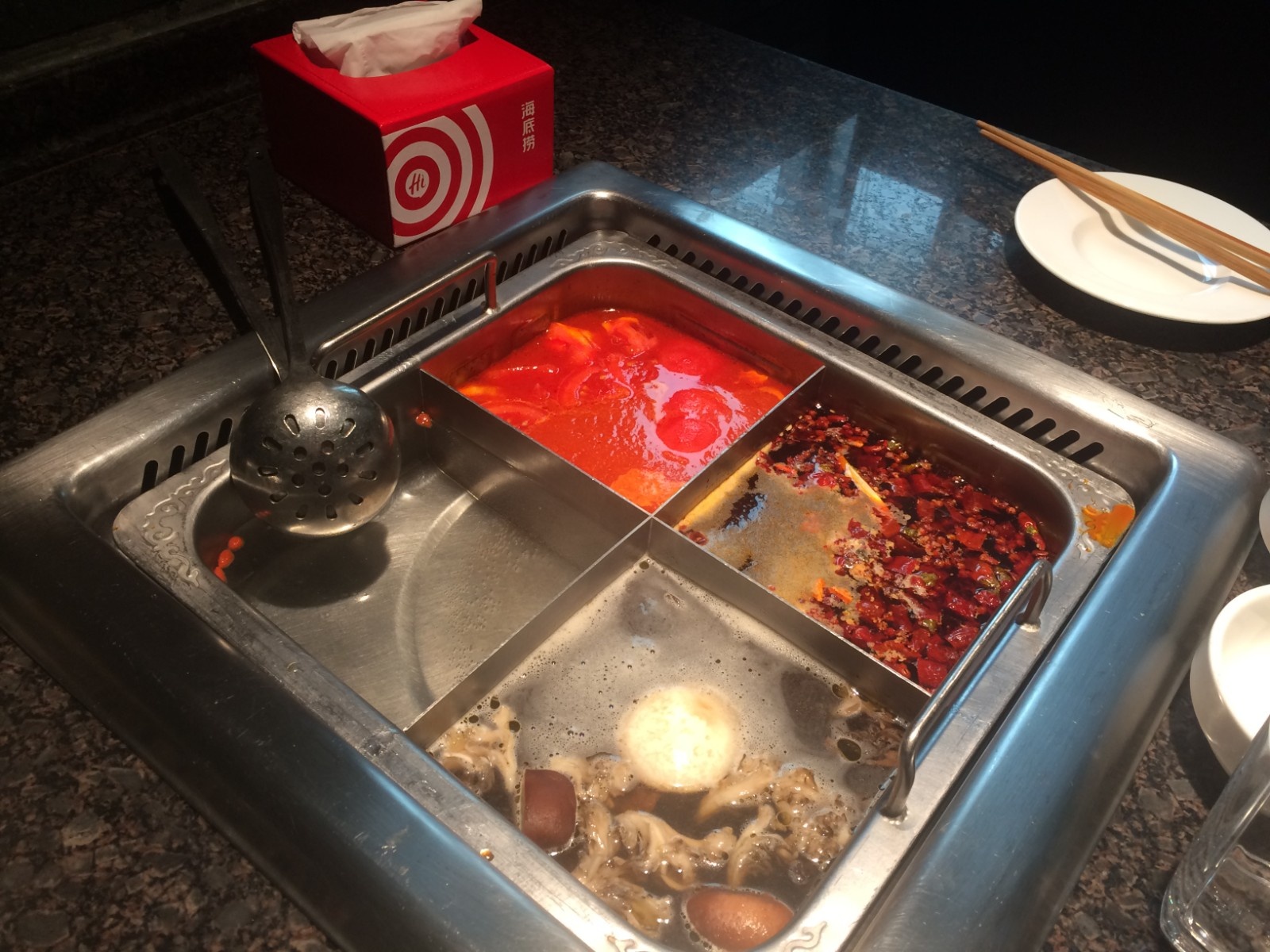 "宠粉"无度?海底捞再回应门店睡满人致无法用餐