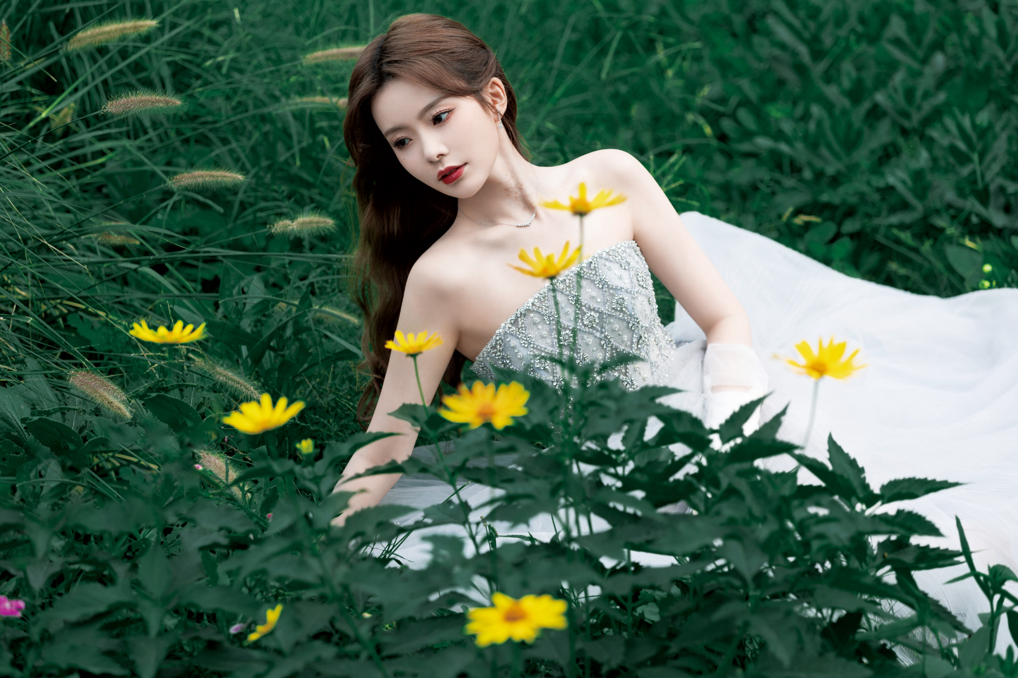 陈卓璇抹胸轻纱裙花丛美拍 身姿曼妙 灵动婉约气质令人赞叹不已