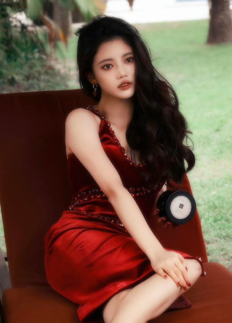 孙珍妮身穿复古红裙,性感火辣的身材,精致的妆容,妖娆的姿态,魅力无比