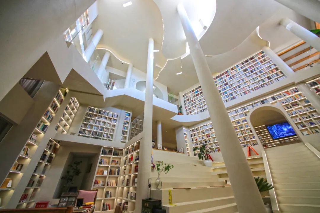 这个"新腾冲人",把图书馆搬进了民宿