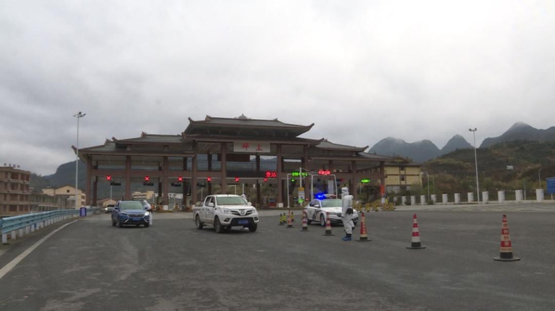 【同心抗疫 普定在行动】▲普定火车站:织密织牢疫情防控网▲雪夜里的