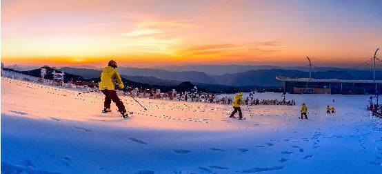 滑雪场,玉舍雪山和盘县乌蒙滑雪场三地同时启动了"世界雪日"开幕式,首