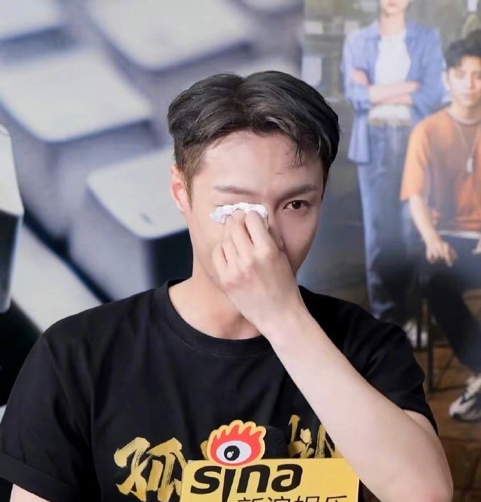 张艺兴采访突然哽咽哭泣,问道你们是否会一直爱我