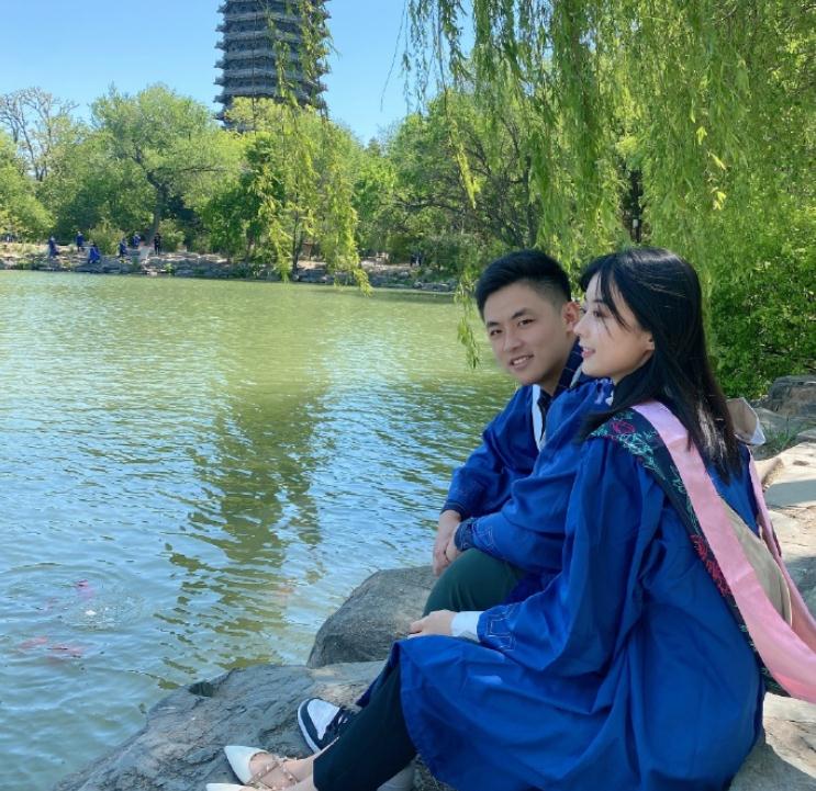 仍是明星脸!《快乐星球》中的"多面体",出席北大硕士毕业典礼