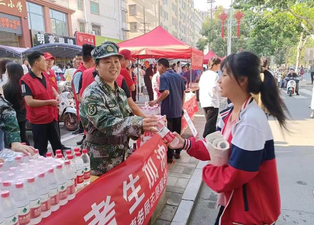 信阳平桥区平东办事处退役军人服务站为高考学子保驾护航