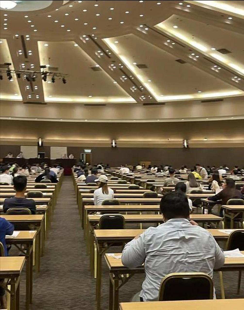 这是香港公务员考场,1000人同时考试.