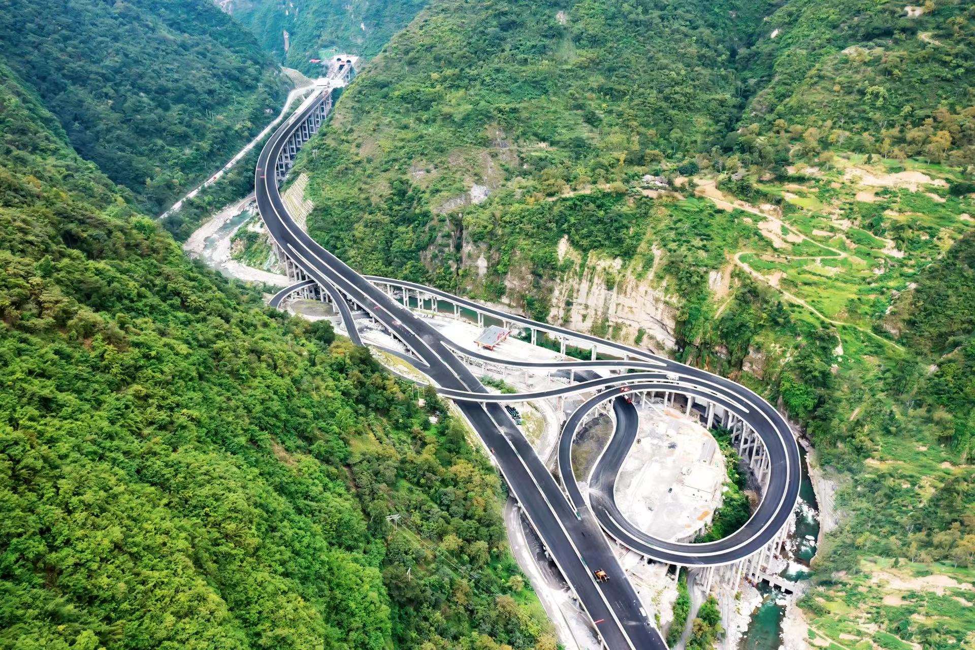 峨汉高速大岩隧道图片