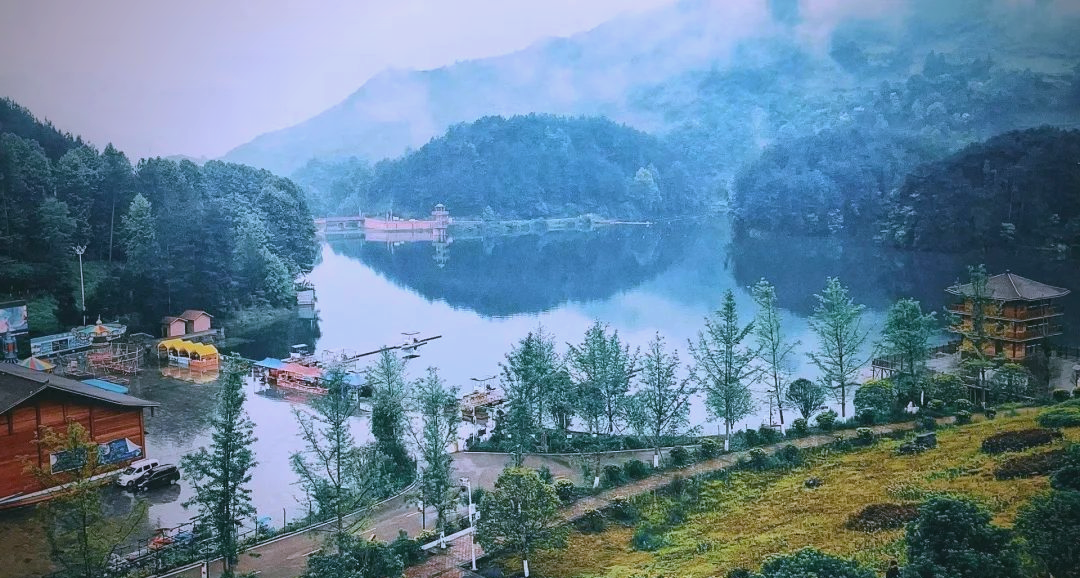 绥阳卧龙湖:秋日静谧之旅与自然疗愈体验