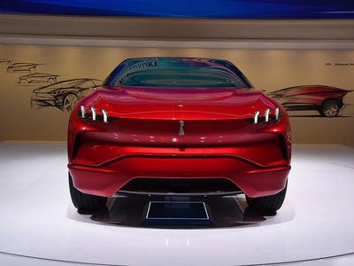 红色的车标特斯拉是什么车