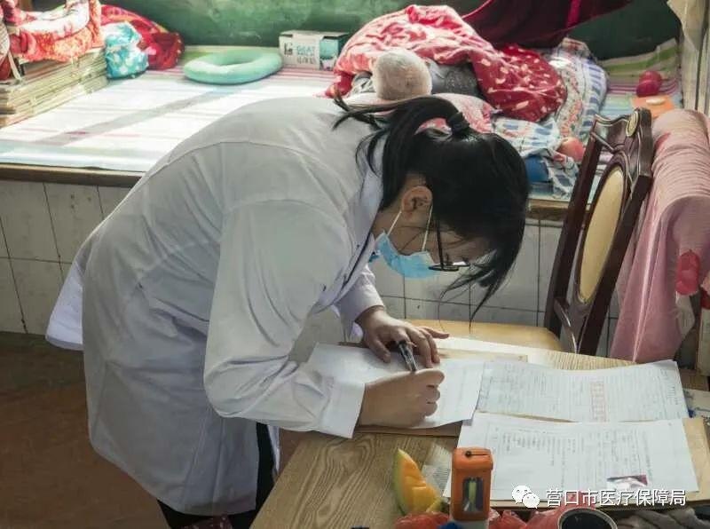医保盖州分中心联合盖州市中心医院对卧床困难群众慢性病鉴定下乡入户