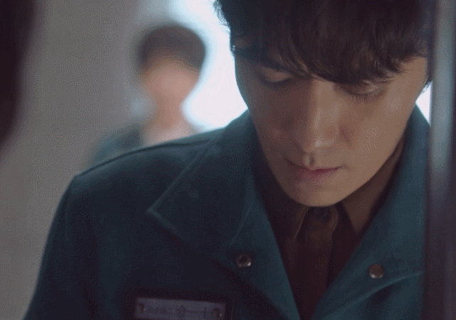 《盗墓笔记·重启》吴邪为何一直嚼口香糖?除了考试另有含义