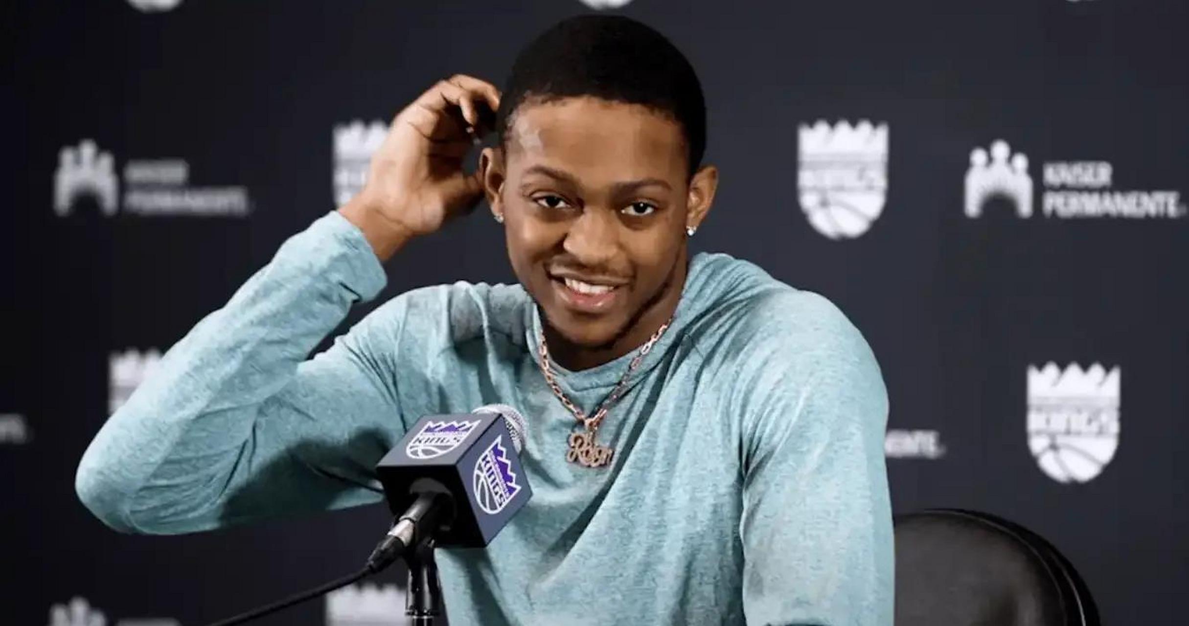 国王球员达龙-福克斯接受媒体采访,谈到了球队.